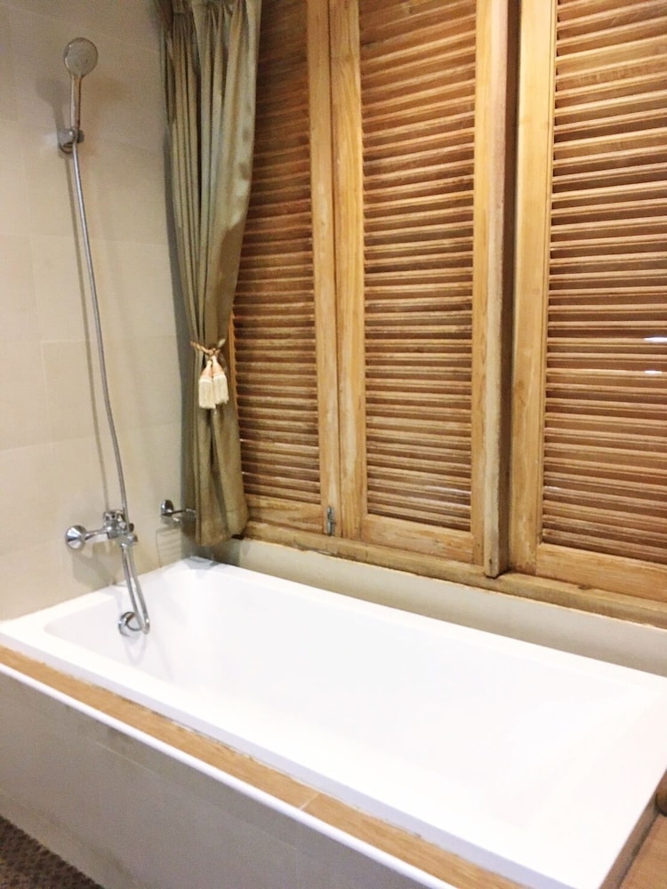 Nakorn De Sukhothai Hip Hotel 44/47