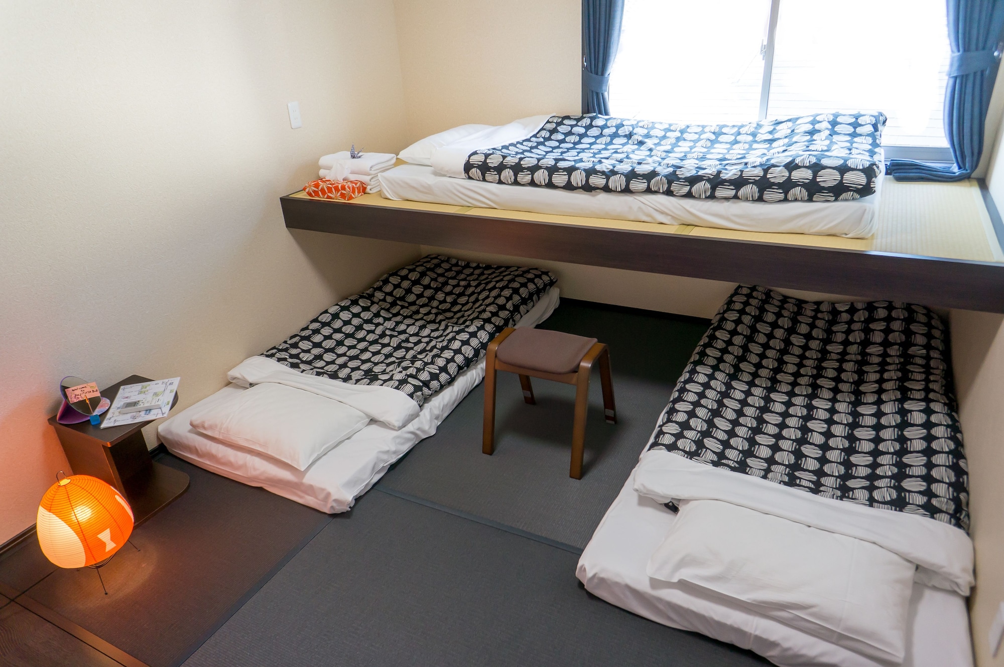 PRIVATE, TRIPLE, 3 FUTON BEDS, SHARED BATHROOM