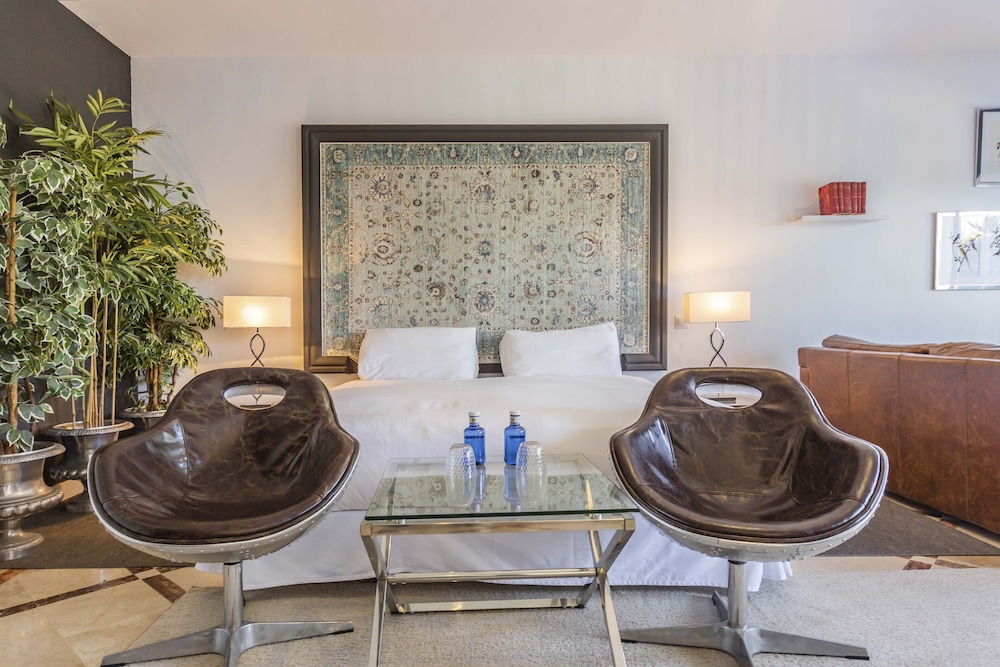 Molo 44 Suites Puerto Banus 60/85