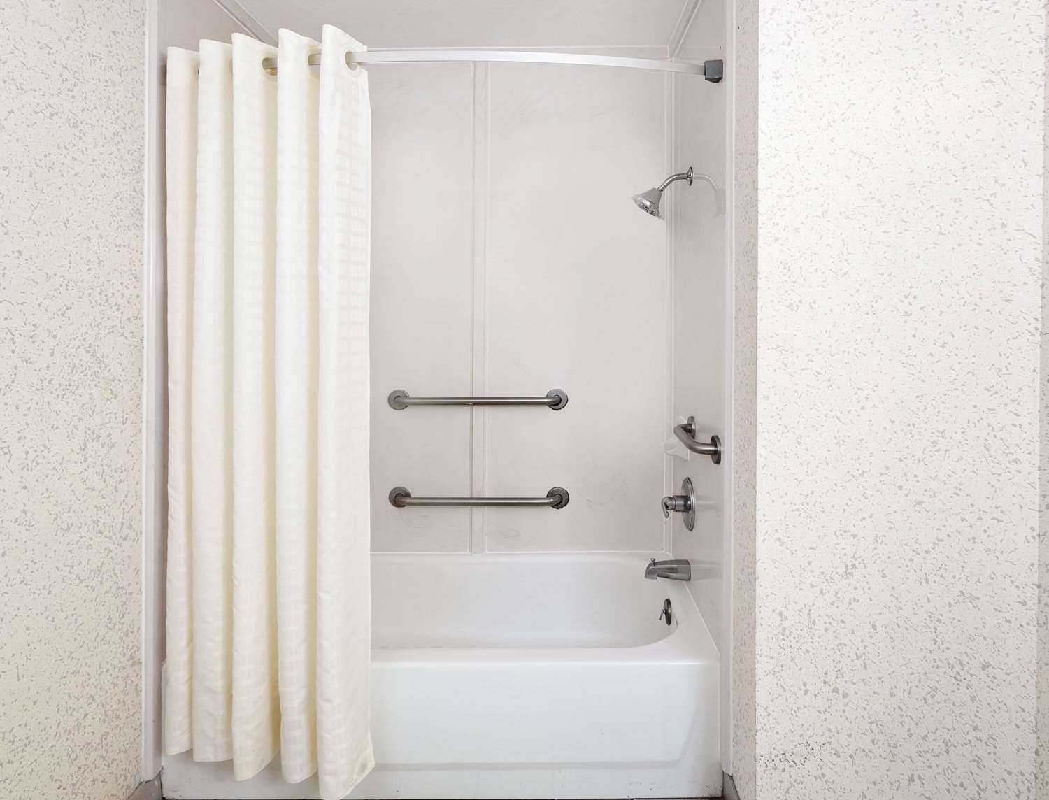 Days Inn & Suites By Wyndham Opelousas 13/13