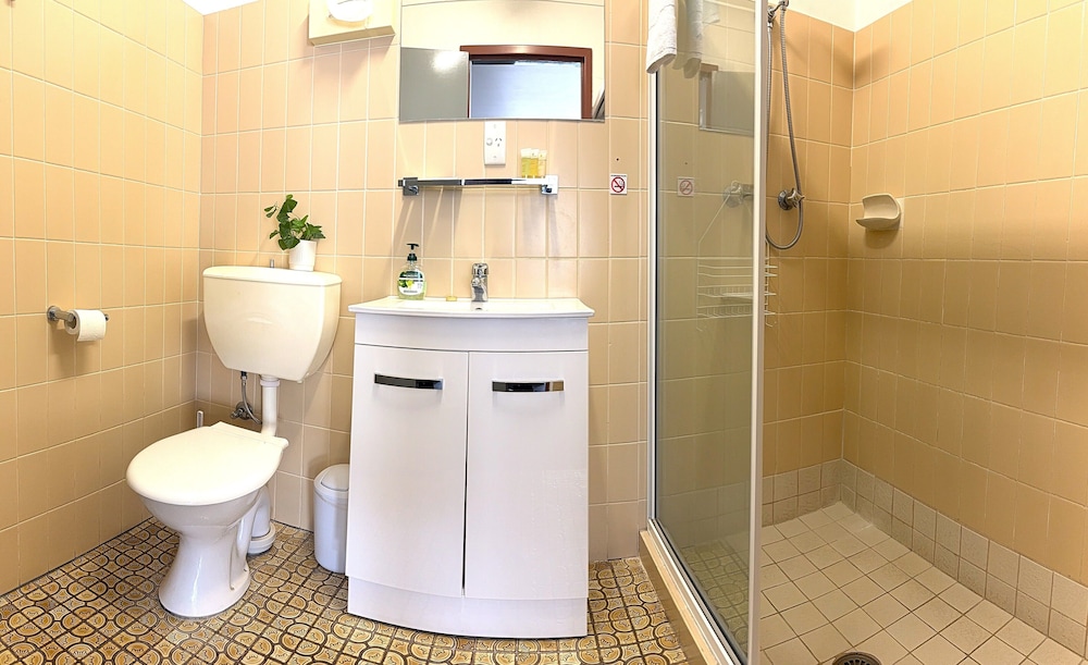 COWRA CREST MOTEL 48/50