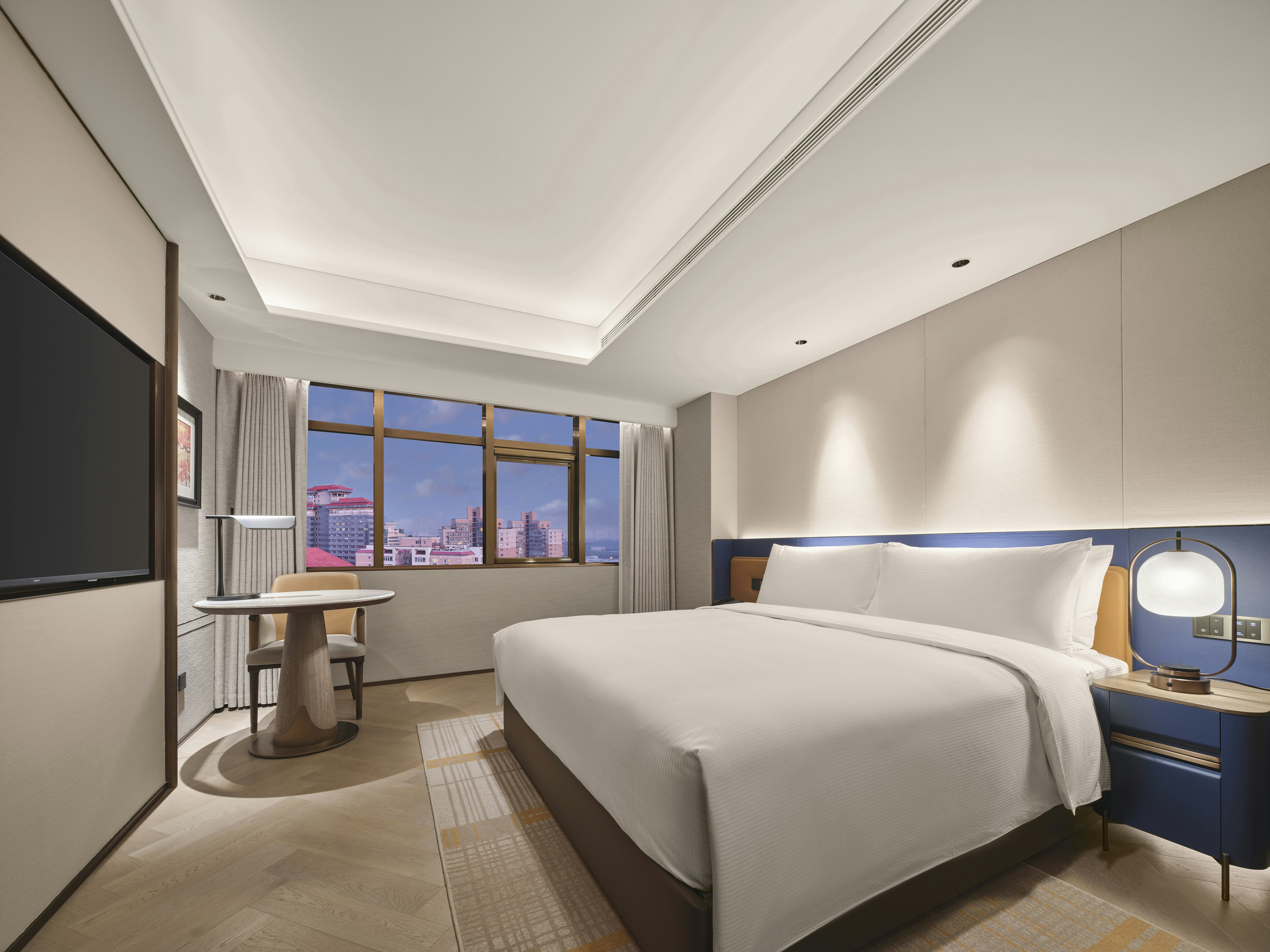 DELUXE, SUITE, KING BED