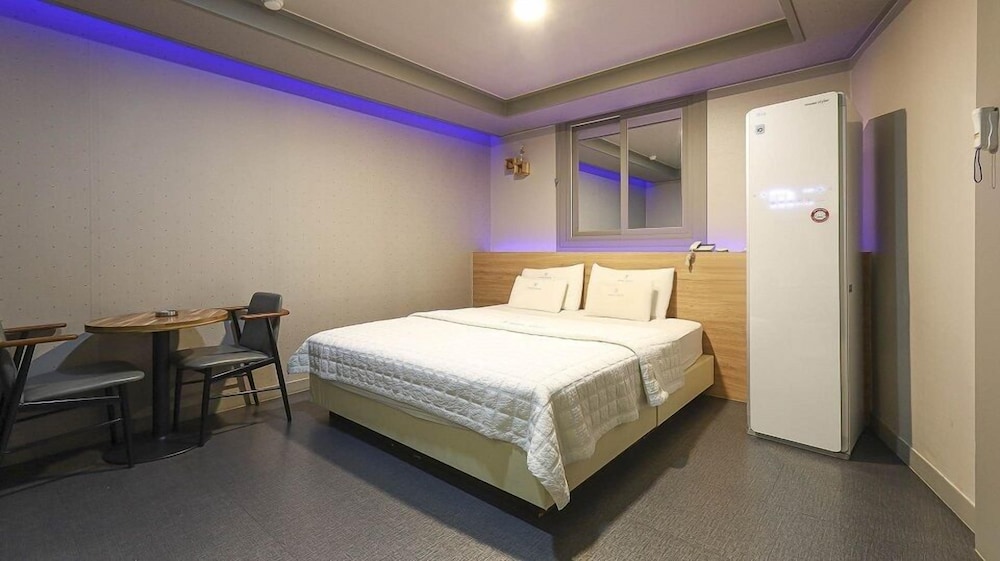 Color M Motel 18/85