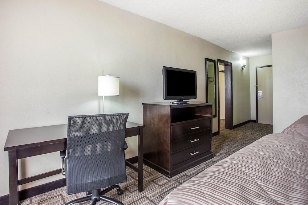 Clarion Hotel Fort Mill Near Amusement Park 34/35