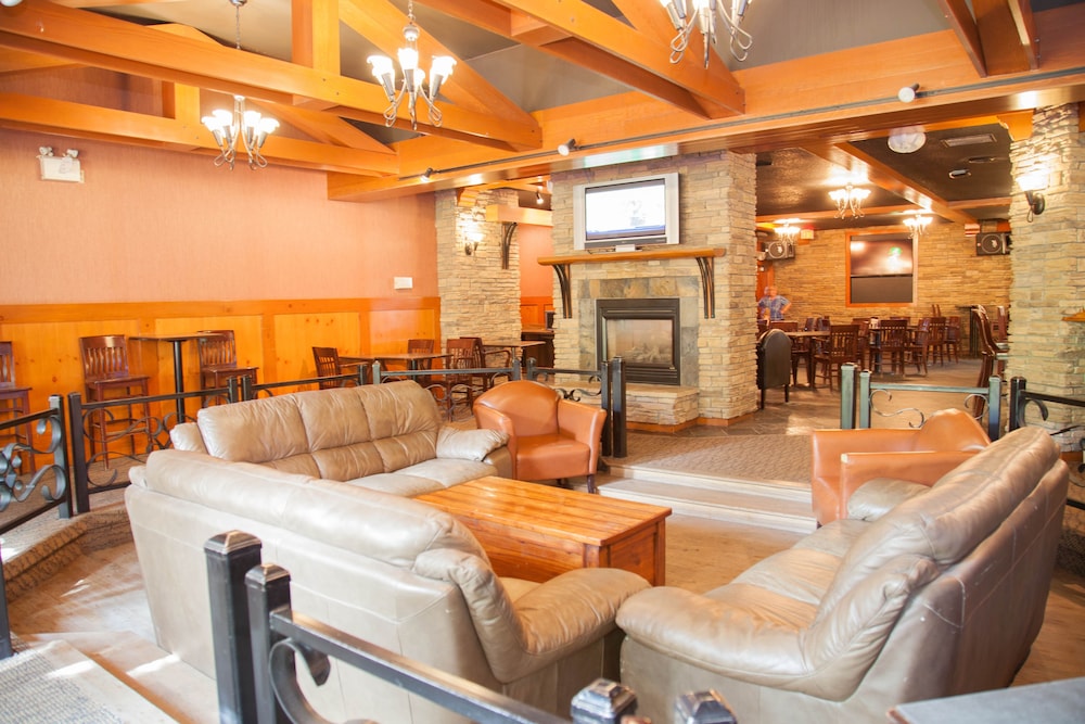 Twin Pine Inn & Suites 18/45