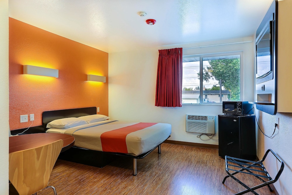 Econo Lodge Idaho Falls, ID 32/48
