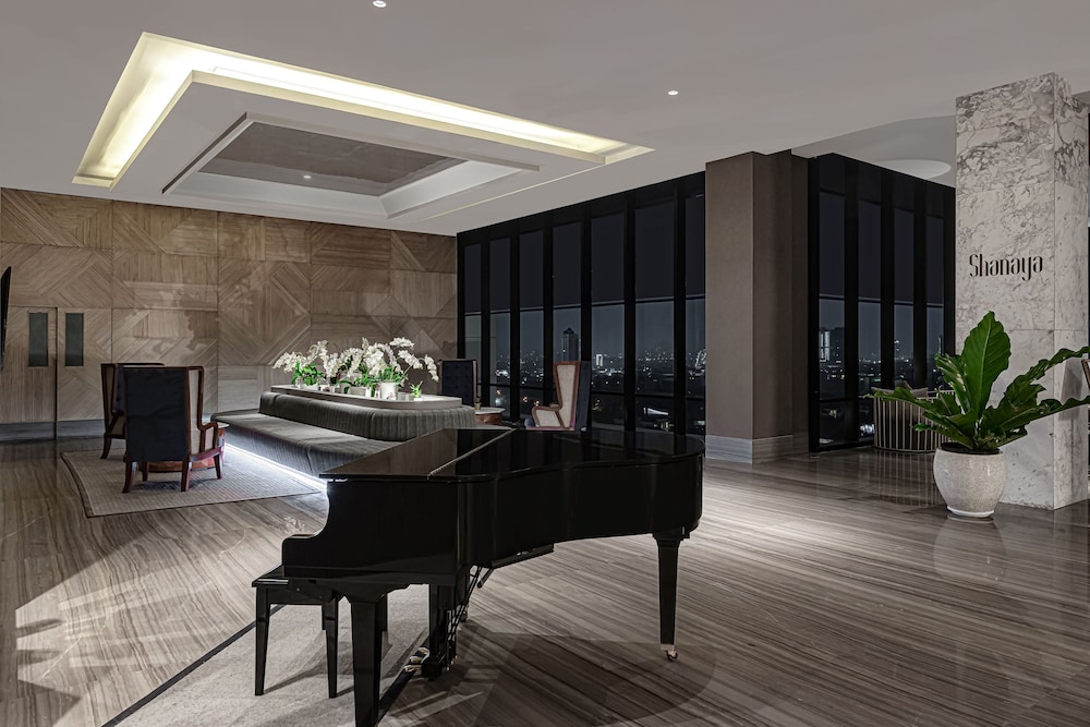 Whiz Luxe Hotel Spazio Surabaya 20/29