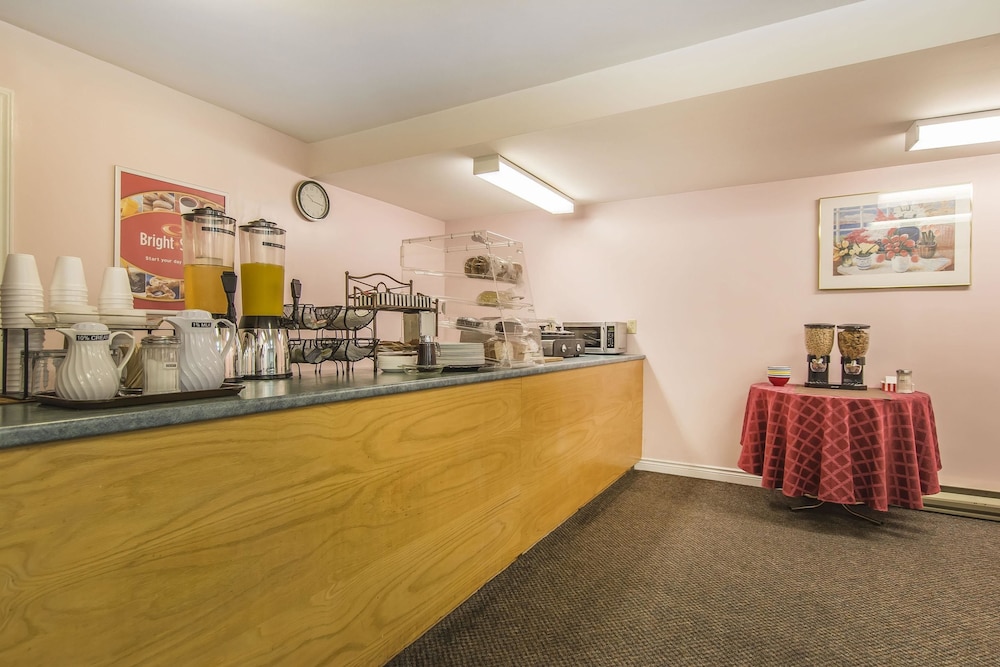 Econo Lodge Inn Suites Saint John 14/38