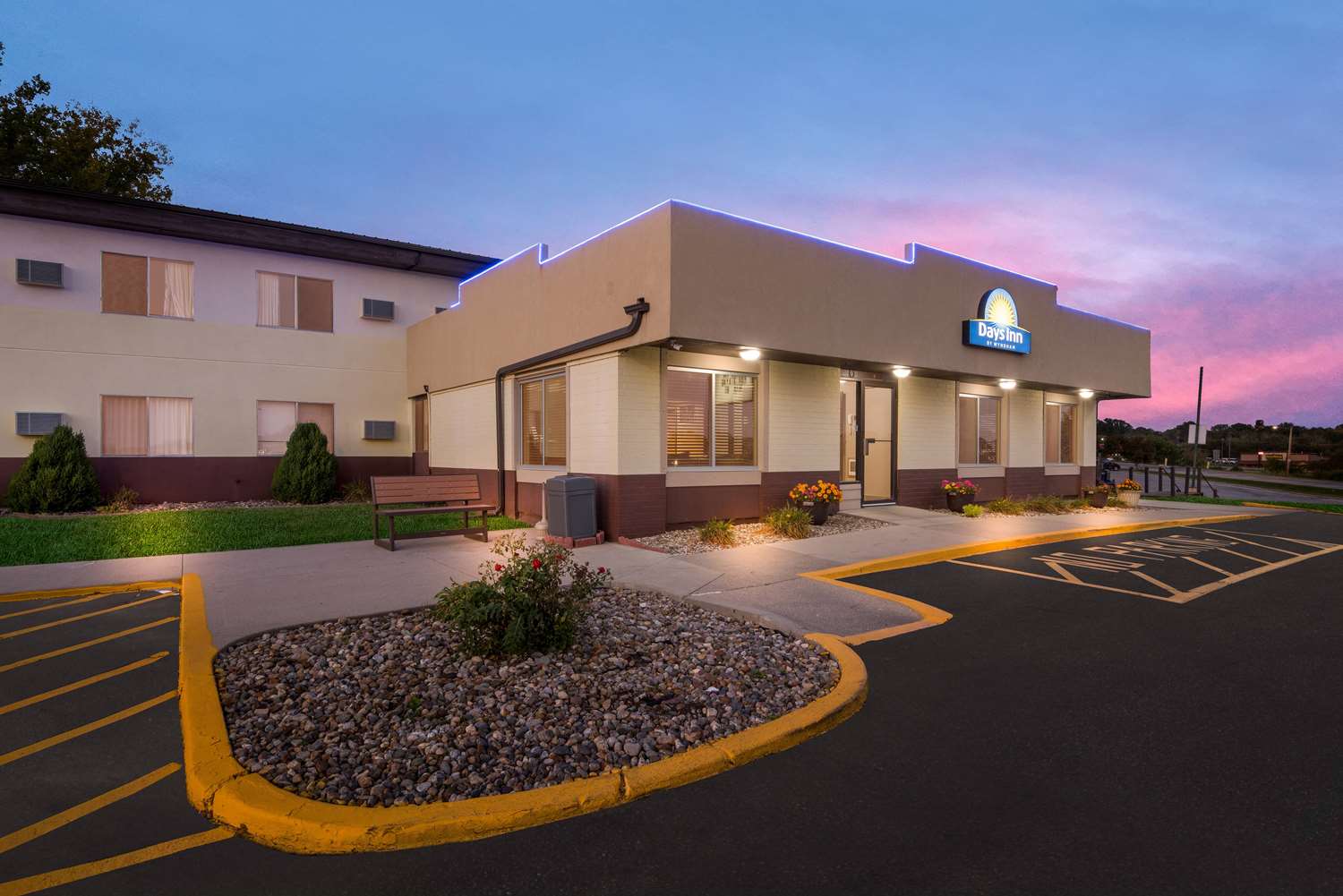 Days Inn by Wyndham Newton - LA 32/34