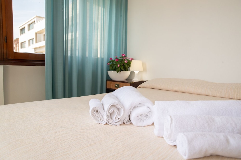 ROOM, DOUBLE OR TWIN BED