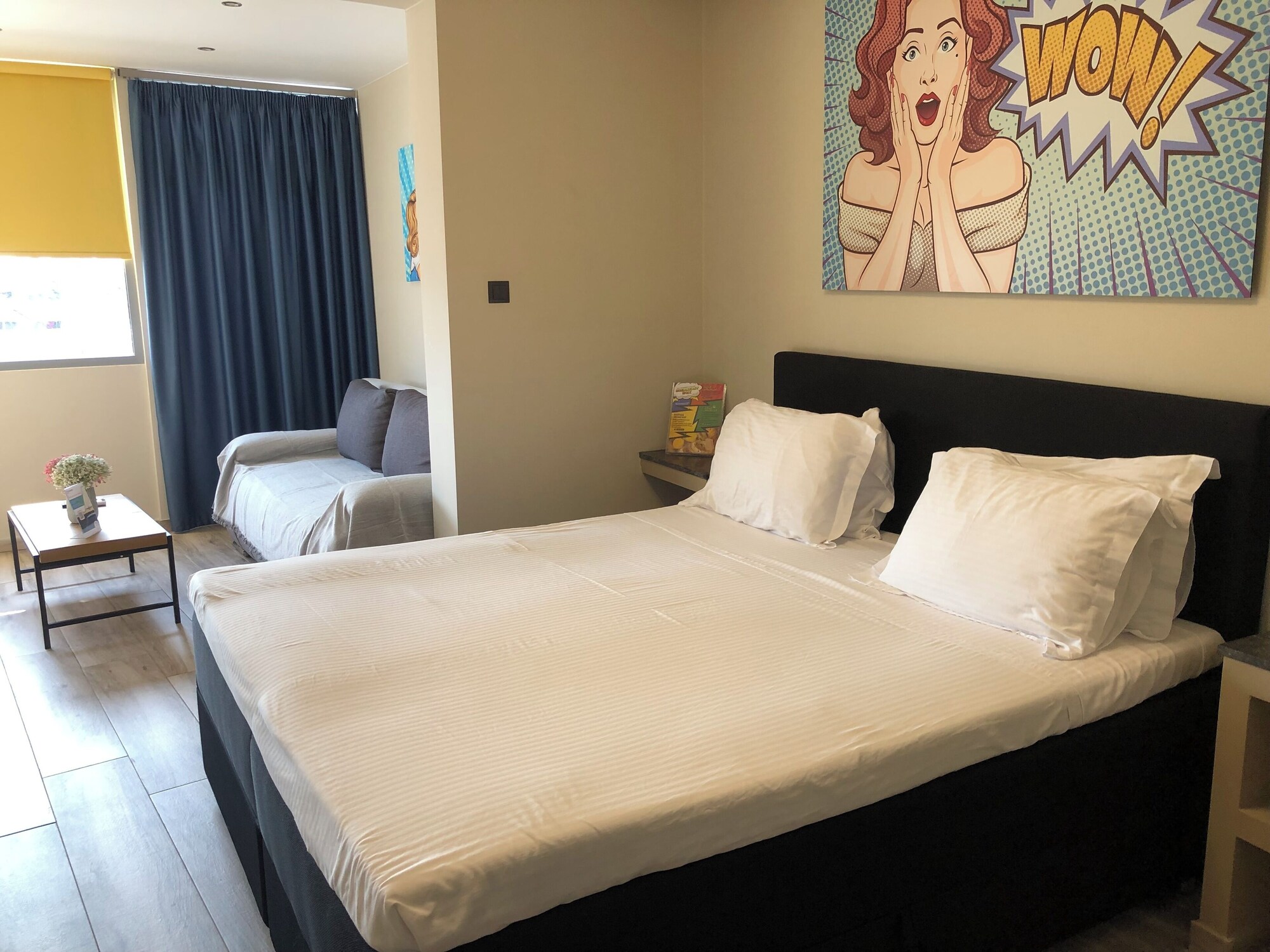 DELUXE, QUEEN BED, PARTIAL ACROPOLIS VIEW, SOFA