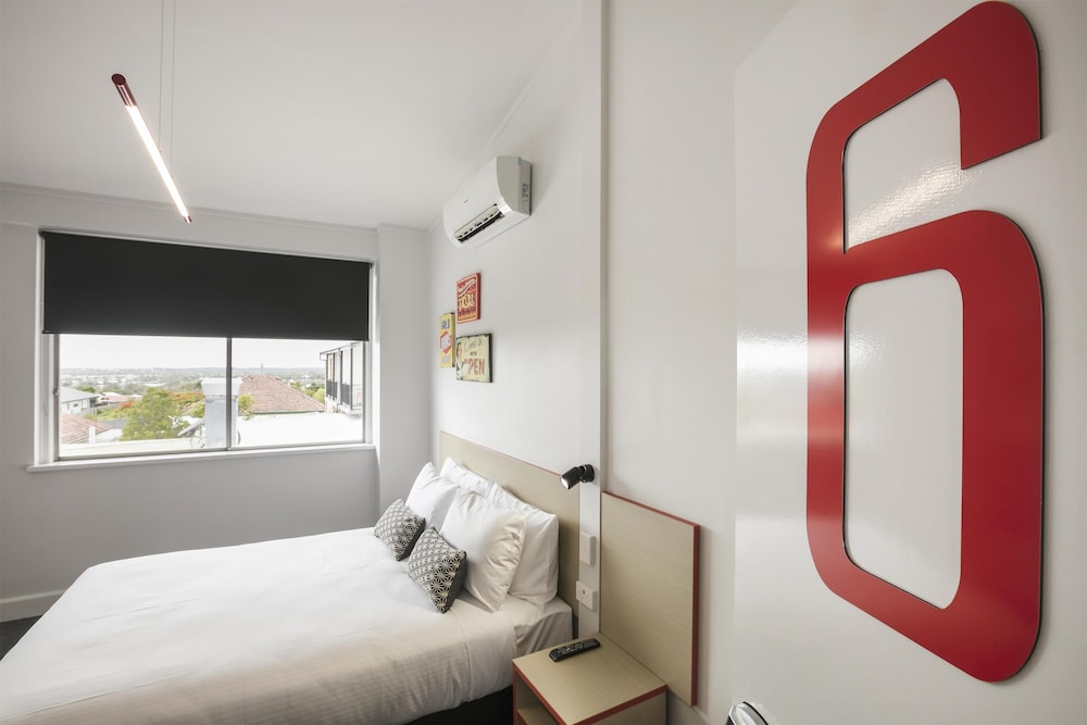 STUDIO, 1 QUEEN AND 1 SINGLE BED
