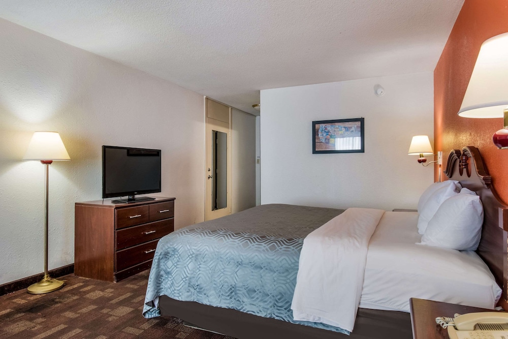 Econo Lodge Inn & Suites Chambersburg Central 14/27