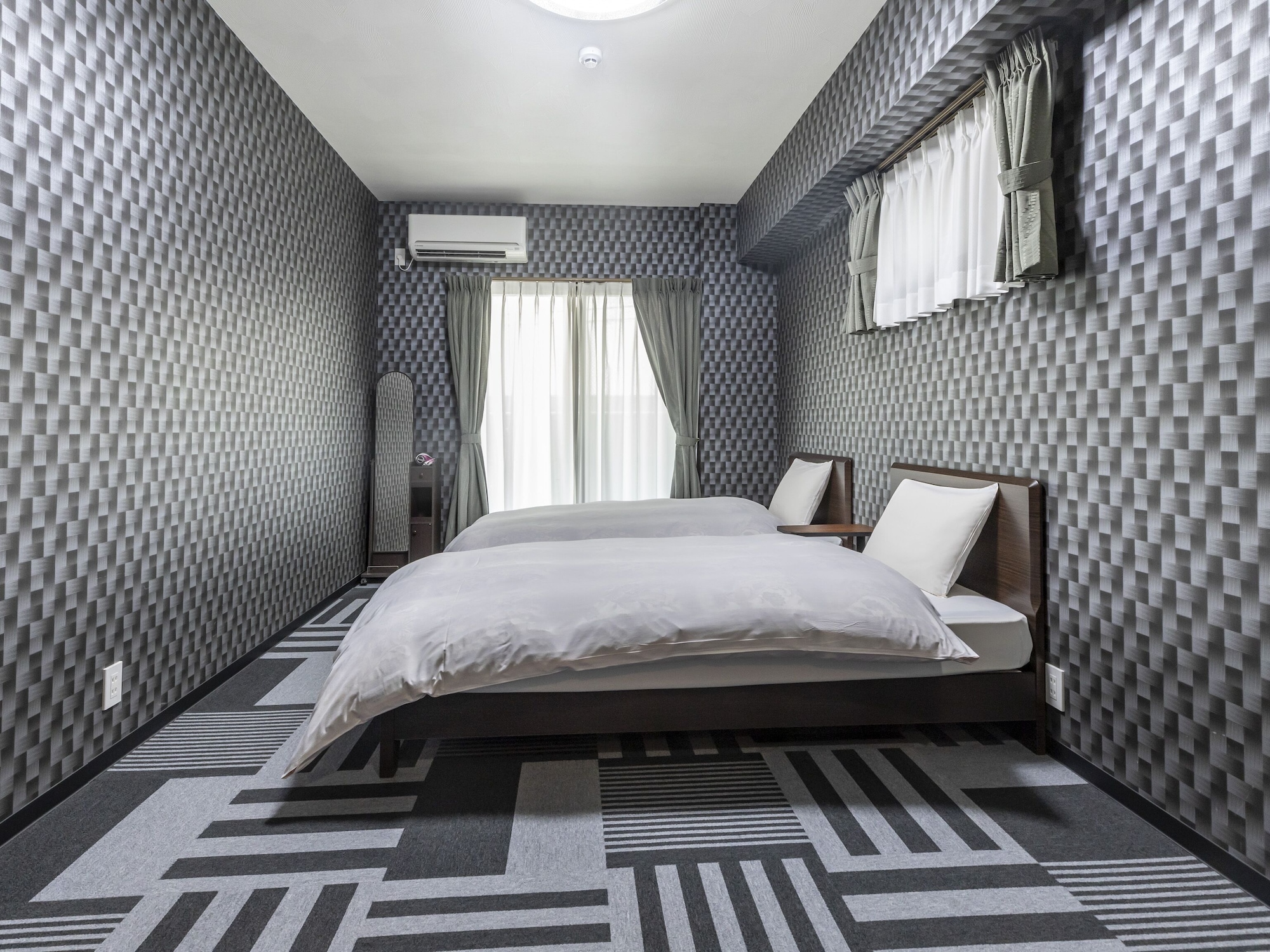 ROOM, TWIN BEDS