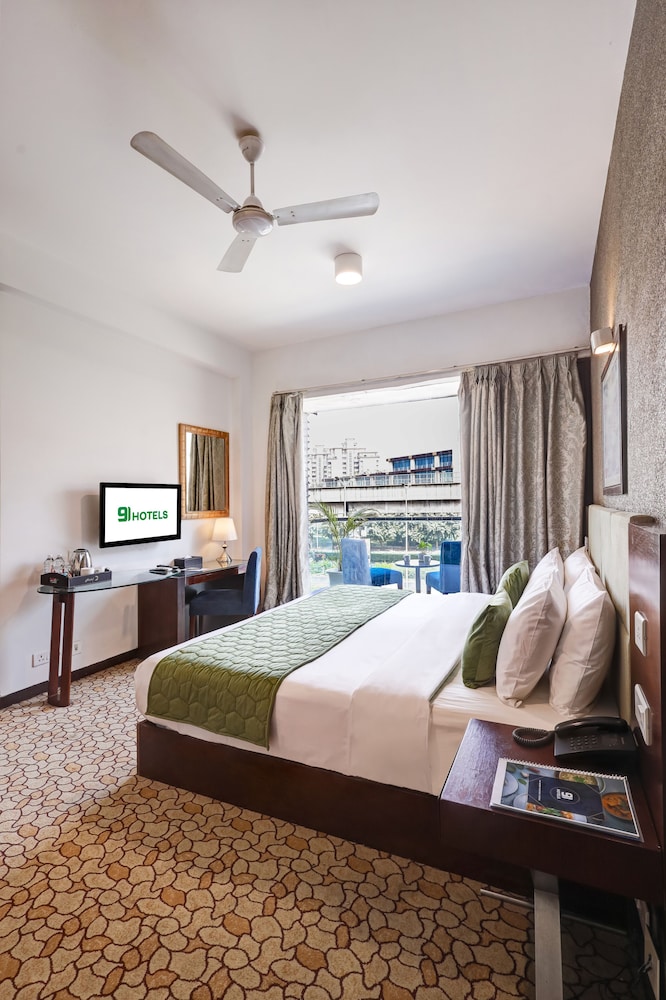 Stately Suites, Golf Course Road 33/58
