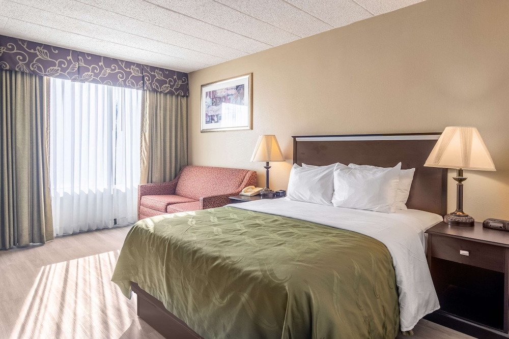 Standard, Queen Bed