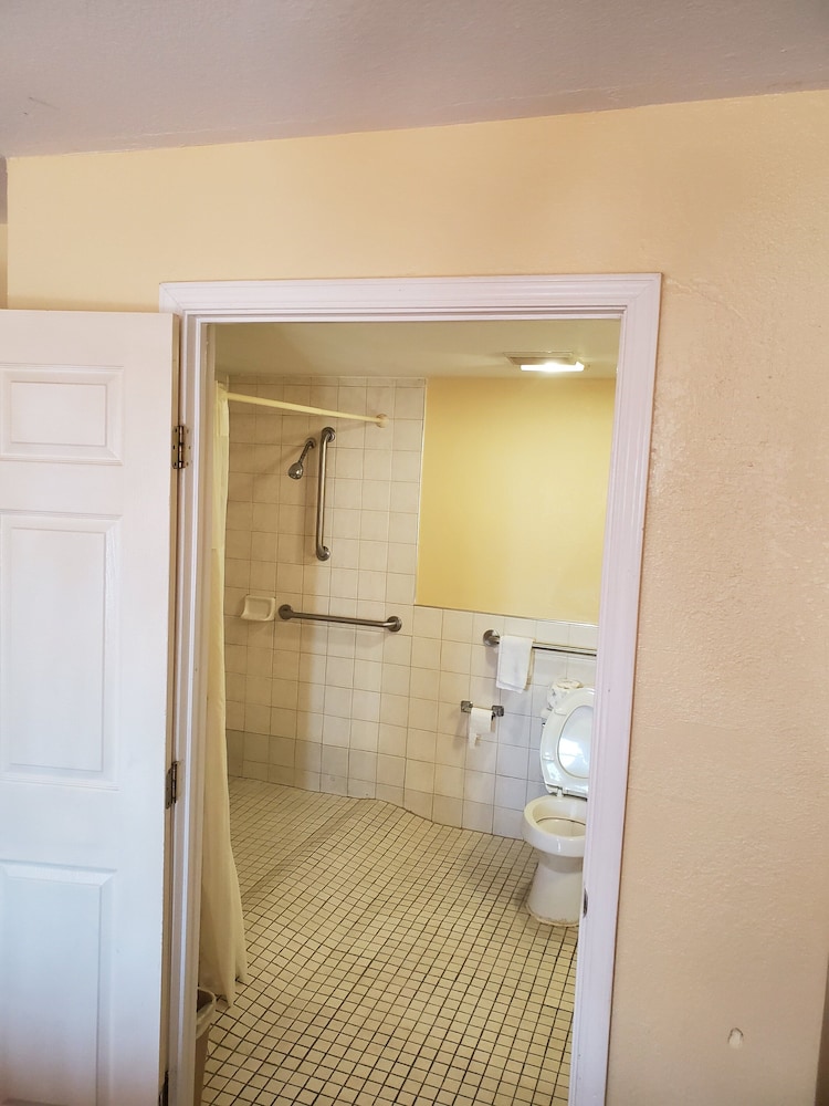 Americas Best Value Inn - Frost Bank Center 19/36