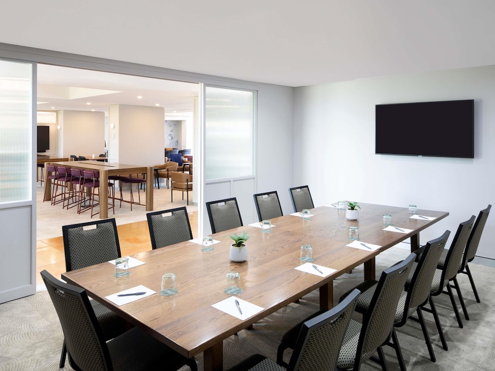 Mercure Sydney Blacktown 68/72