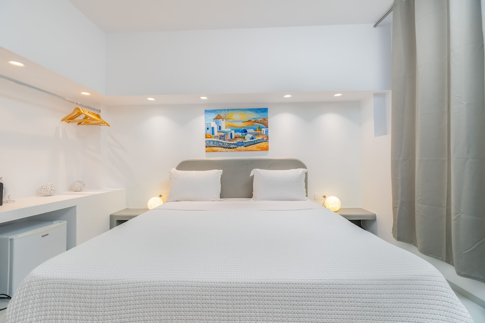 Central Fira Hotel 9/62