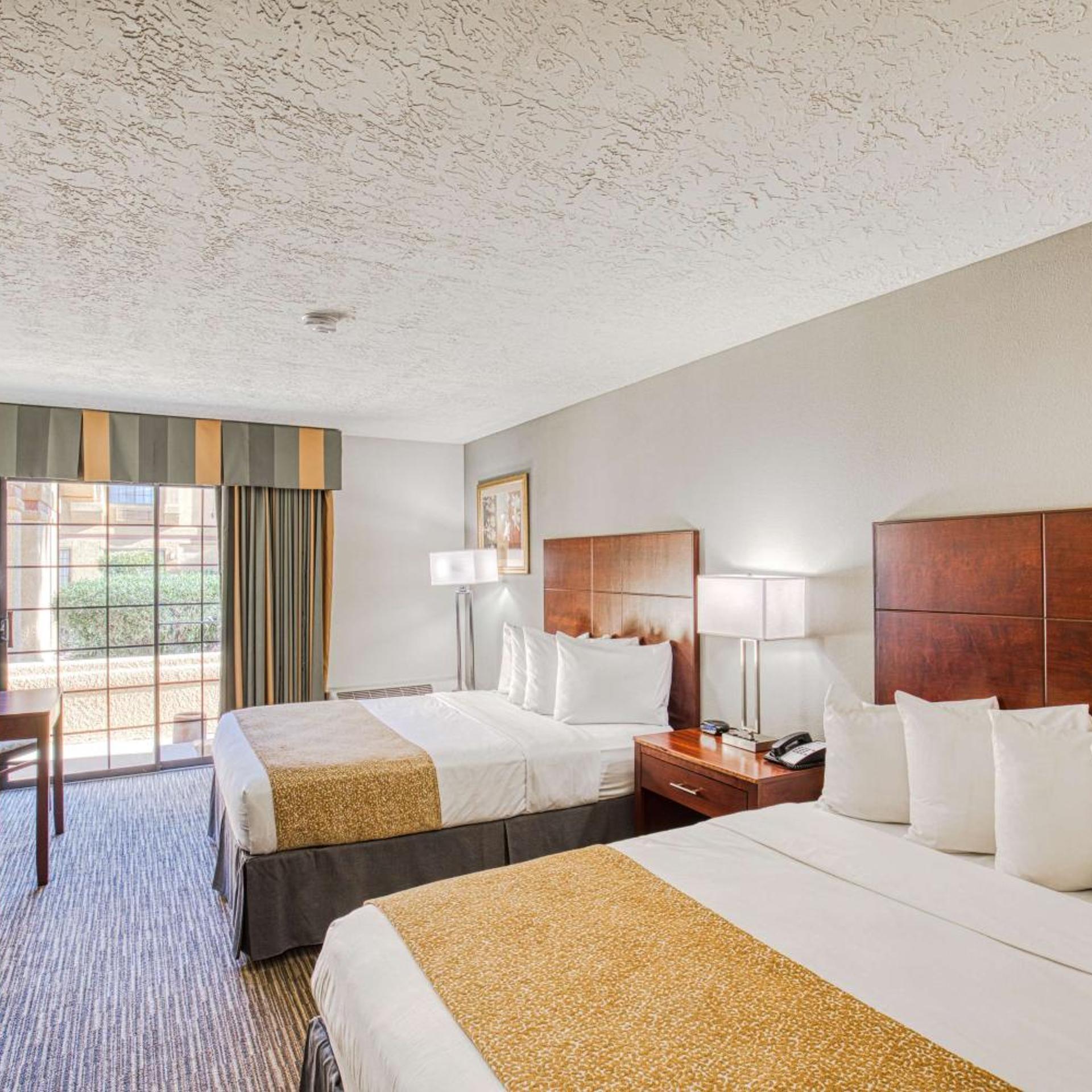 Room, 2 Queen Beds, Pool Side، Best Western Green Valley Inn 3/10