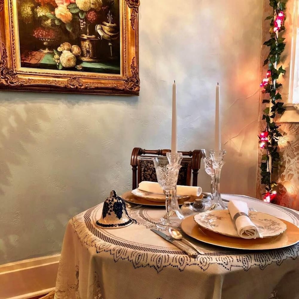 The Lancaster Manor Bed and Breakfast 35/50