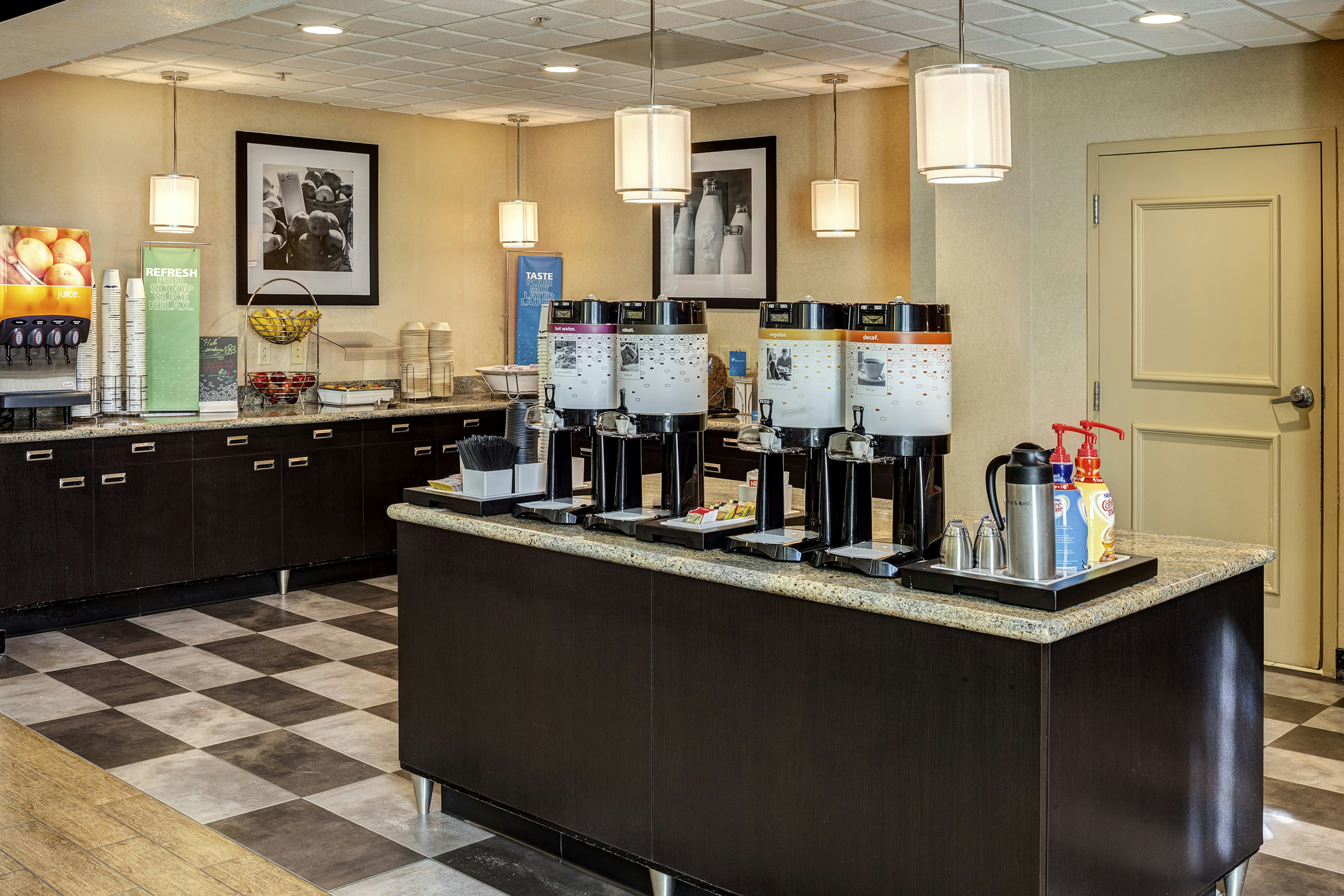 Hampton Inn & Suites Palm Desert 50/64