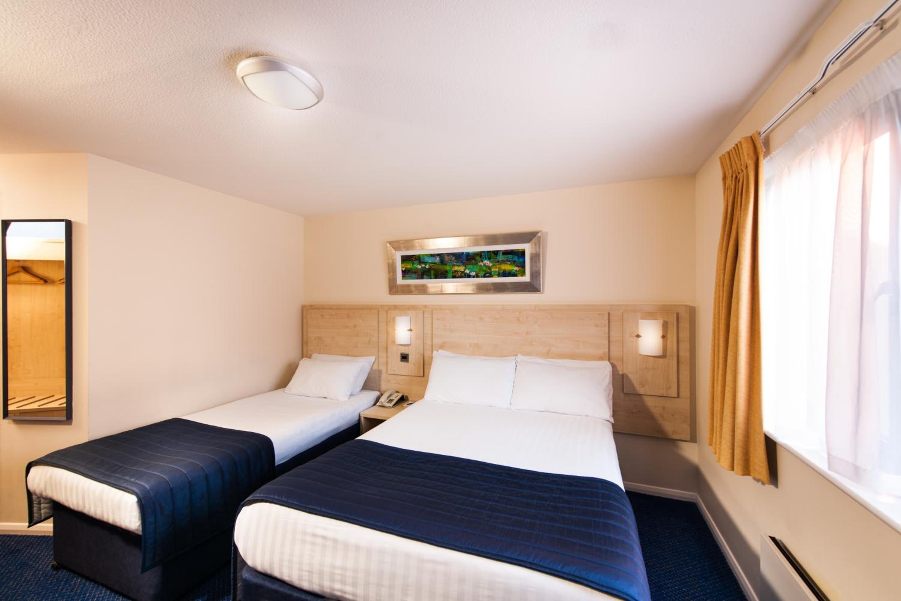 Room at Leonardo Inn Hotel Aberdeen Airport, ABERDEEN