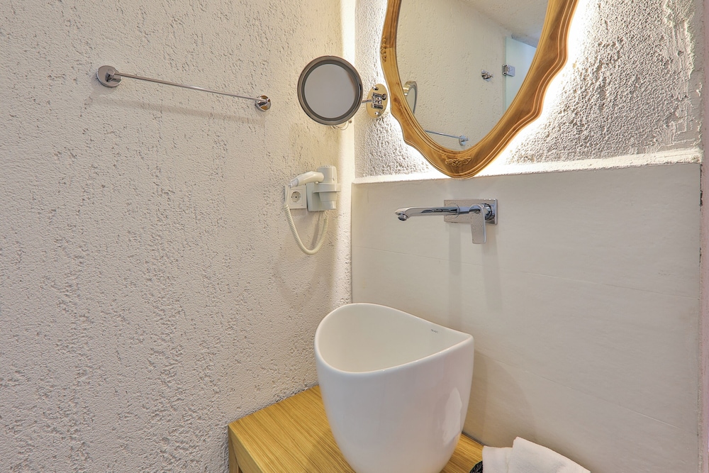 Atalante Hotel 50/50