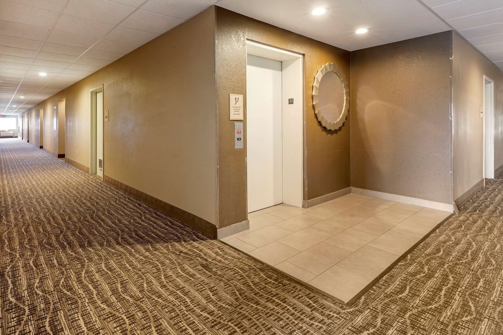MainStay Suites Dubuque at Hwy 20 26/36