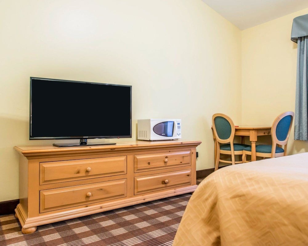 Econo Lodge Inn & Suites Eau Claire South 20/33