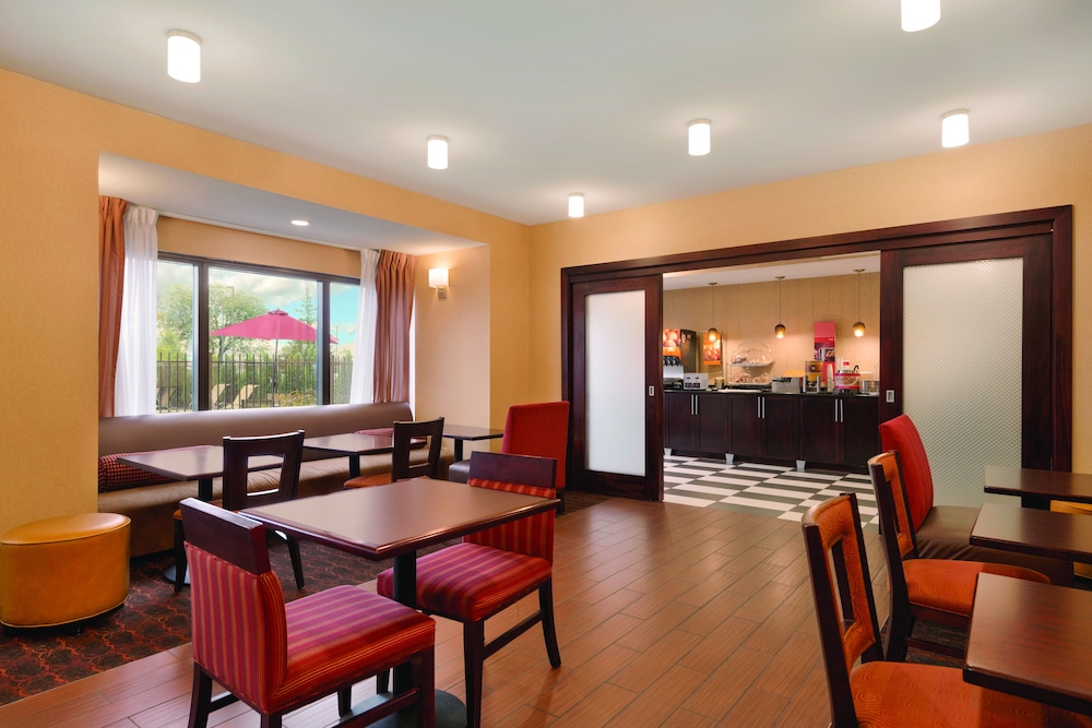 Hampton Inn Columbus-Airport 53/74