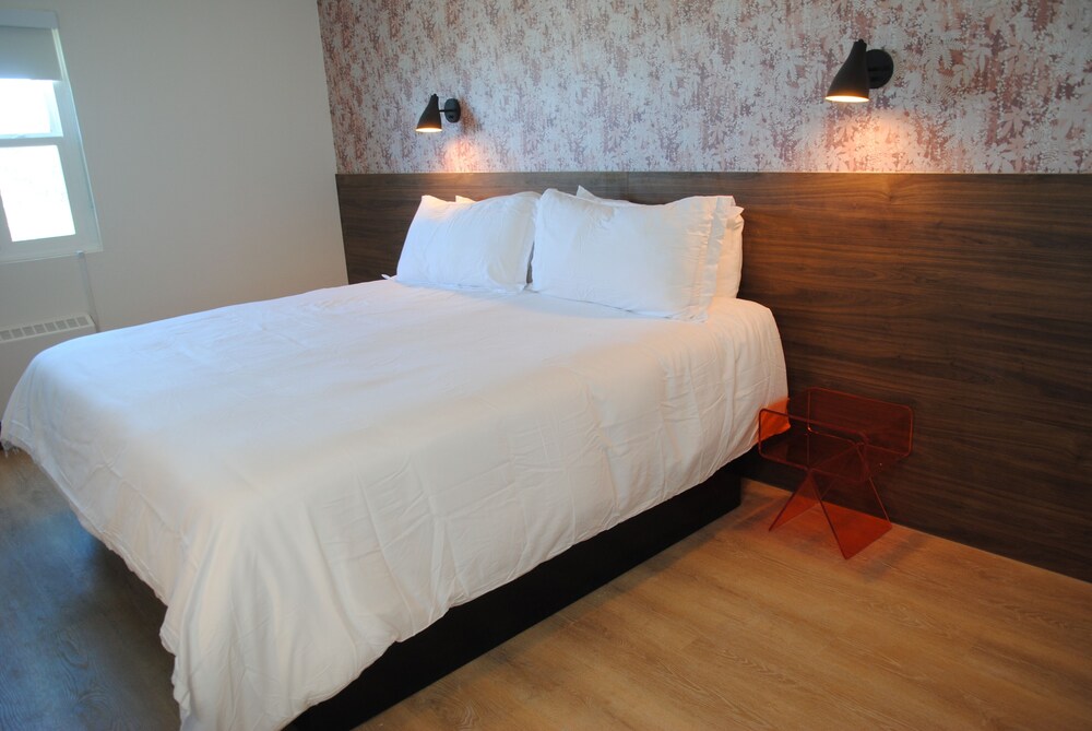 EAST, STUDIO, KING BED