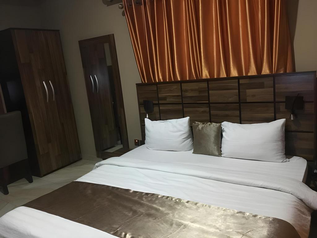Momak 5 Hotel And Suites 9/18
