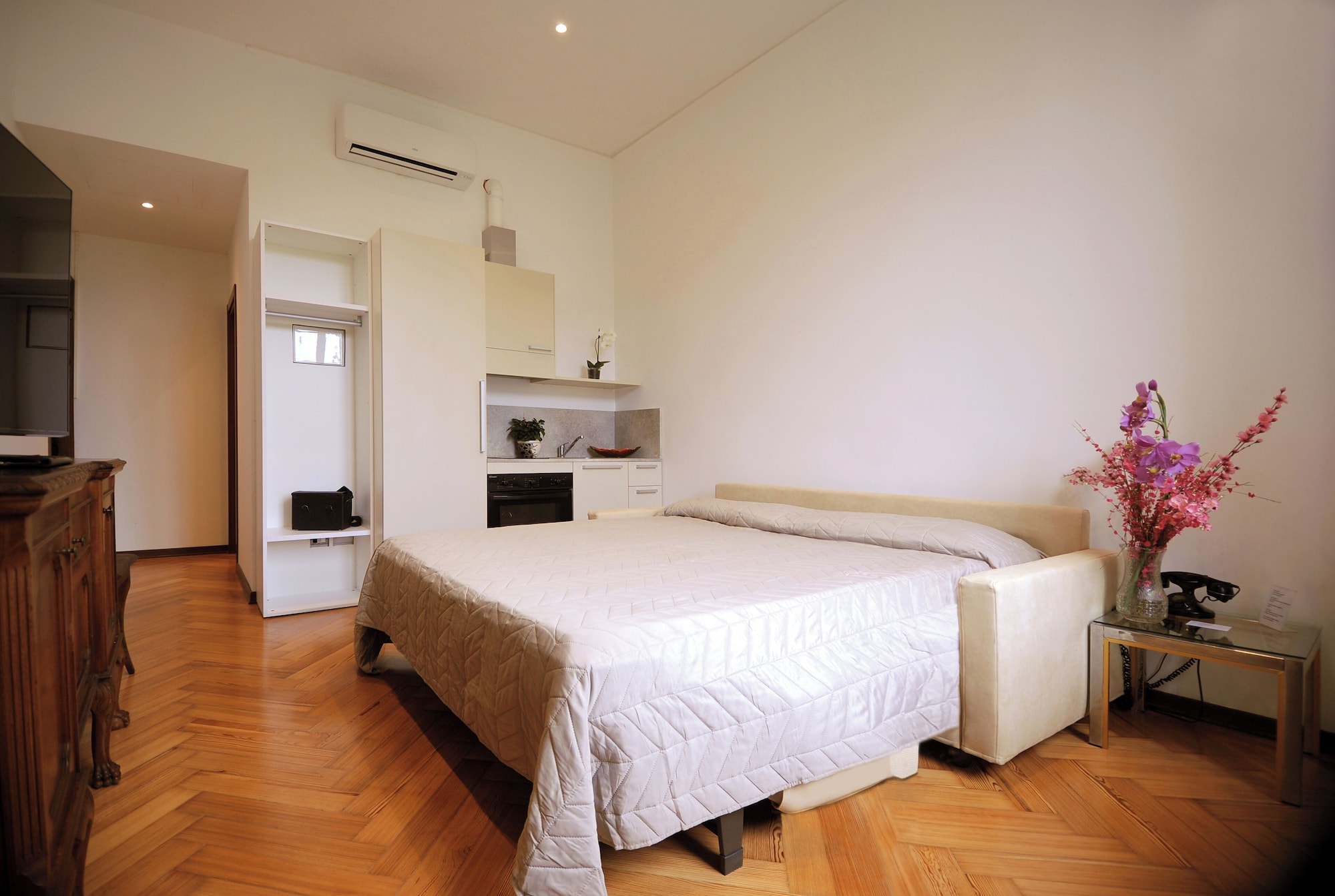 ROOM 2, SUITE