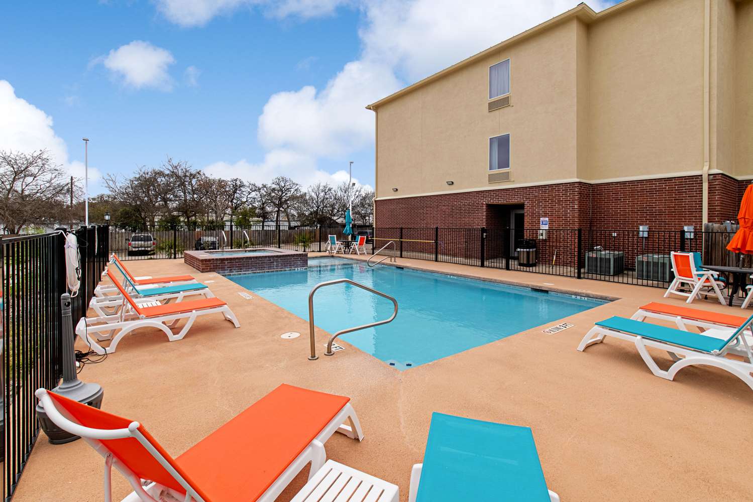 Comfort Inn & Suites Fredericksburg TX 17/30