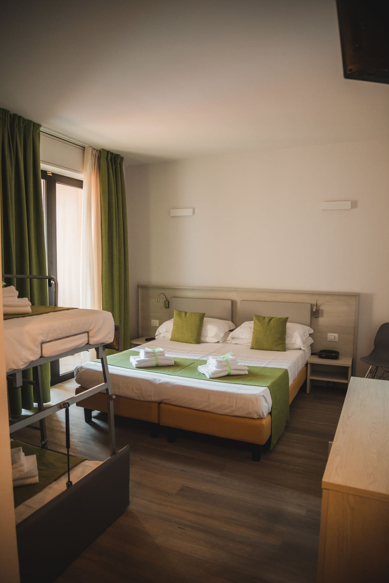 Room, Quadruple, Double Bed