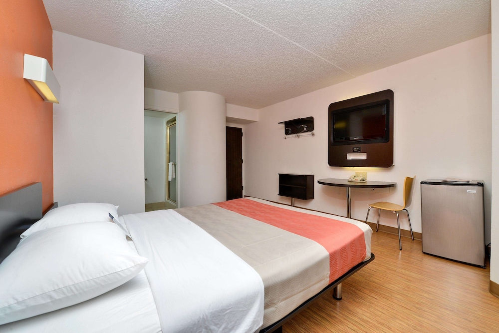 STANDARD, QUEEN BED, SMOKING, ACCESSIBLE