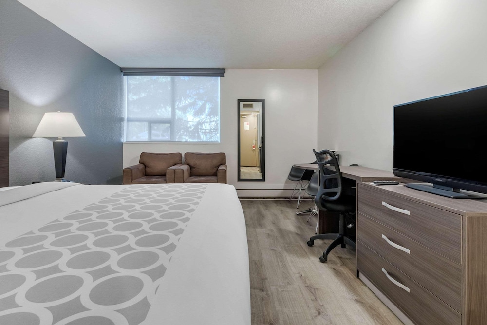 Super 8 by Wyndham Macleod Trail Calgary 33/60