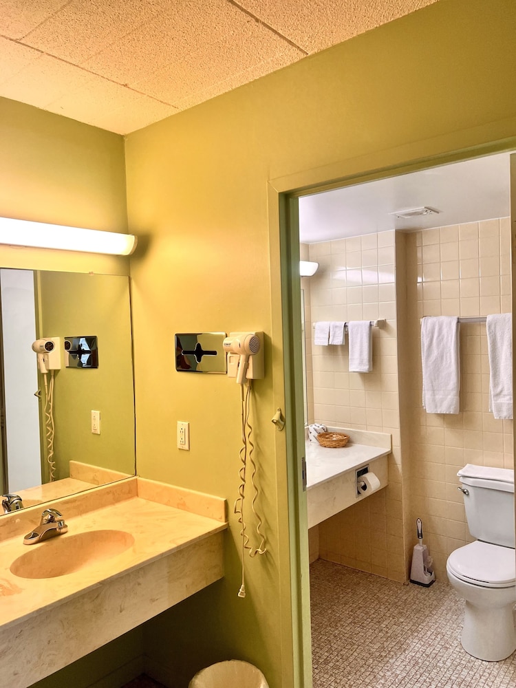 Lively Inn & Suites 59/61