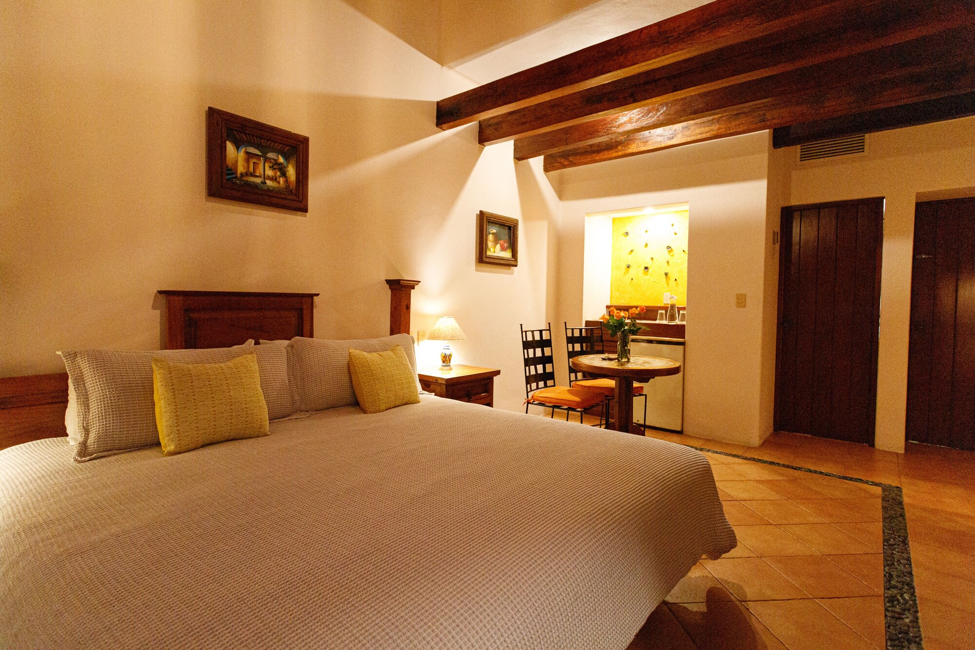 DELUXE, KING BED