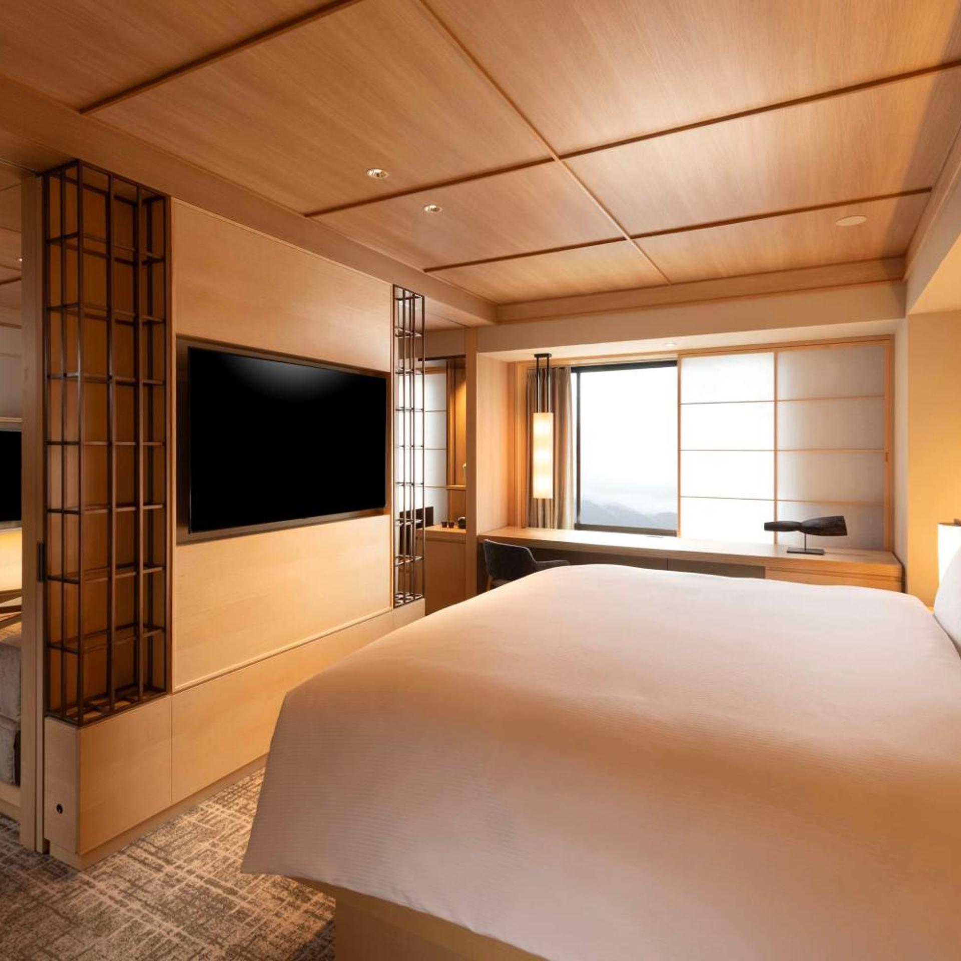DELUXE, SUITE, KING BED