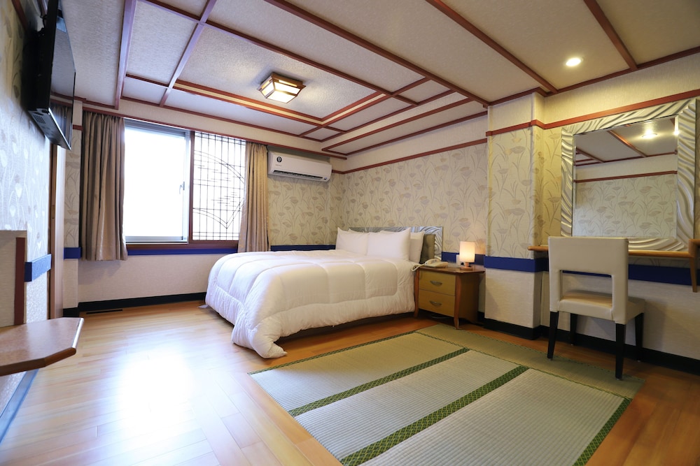 Phoenix Pavilion Hot Spring Hotel 35/65