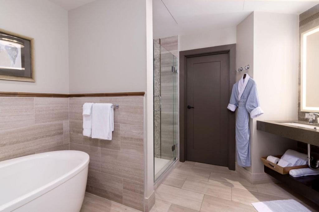 1 Bedroom, Atlas, Lake, Suite, King Bed, Golf Course View, Balcony, Top Floor, The Stella Hotel Autograph Collection 3/3