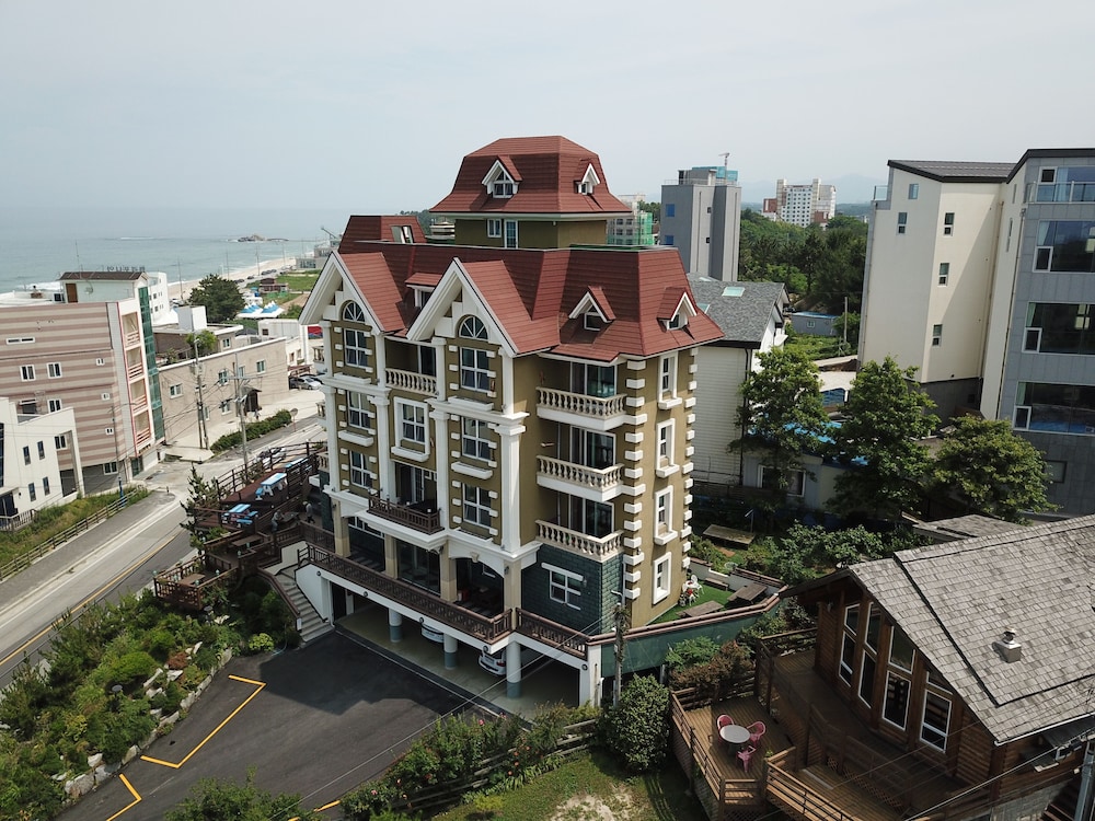 Eastern Castle Pension 6/76