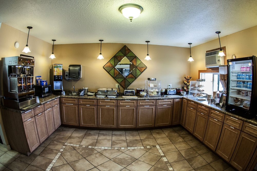 Fargo Inn and Suites 6/34