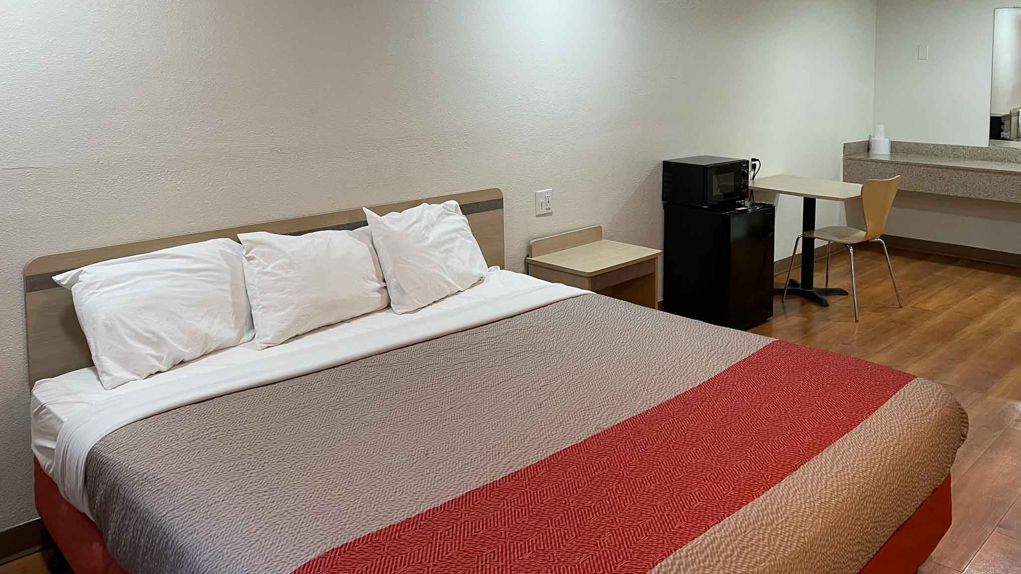 1 King Bed - Non-Smoking, Micfridge