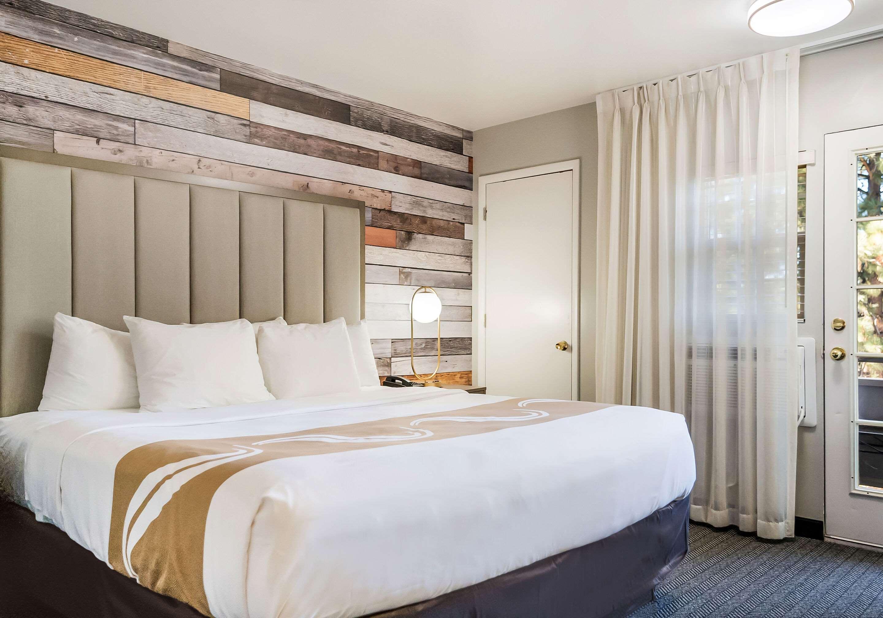 ROOM, KING BED