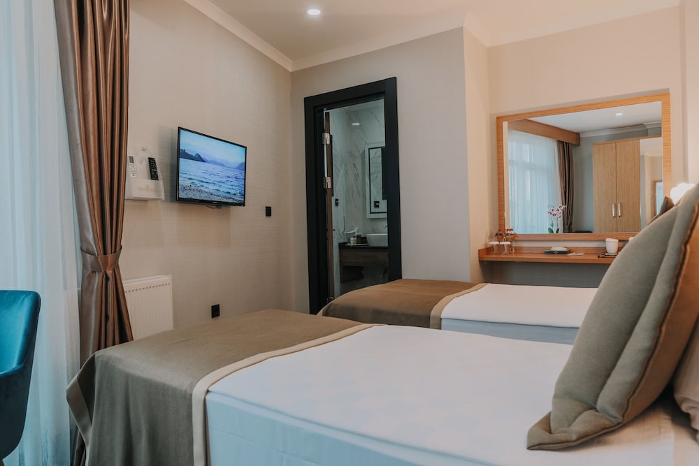 BUSINESS, TWIN BEDS, CITY VIEW