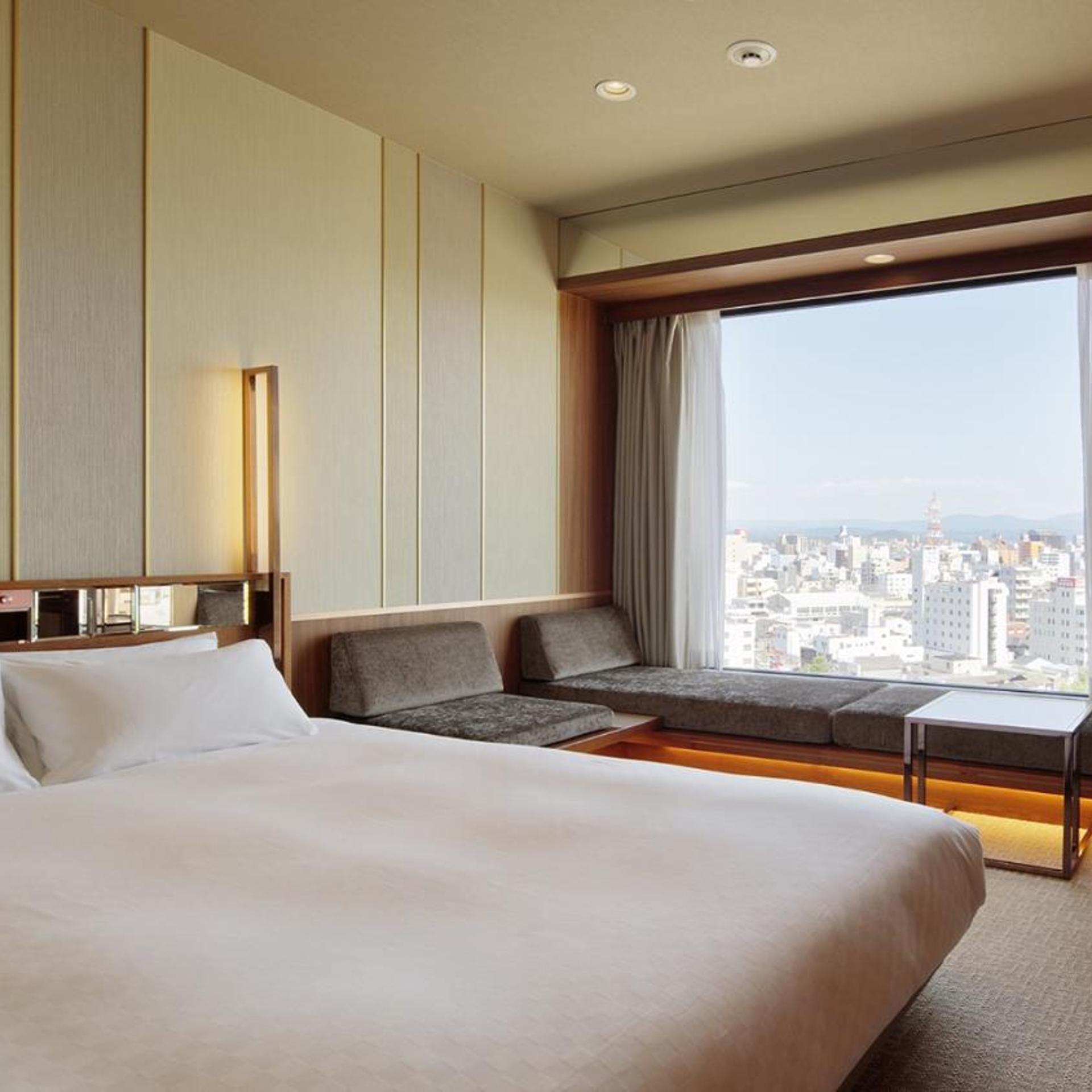 ROOM, QUEEN BED