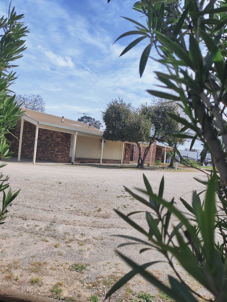 Belvoir Village Motel Apartments 49/57